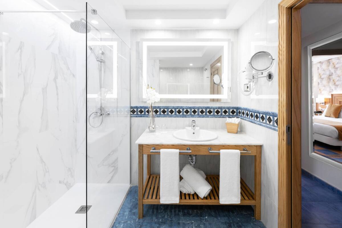 combined shower/bathtub, free toiletries, hair dryer, towels