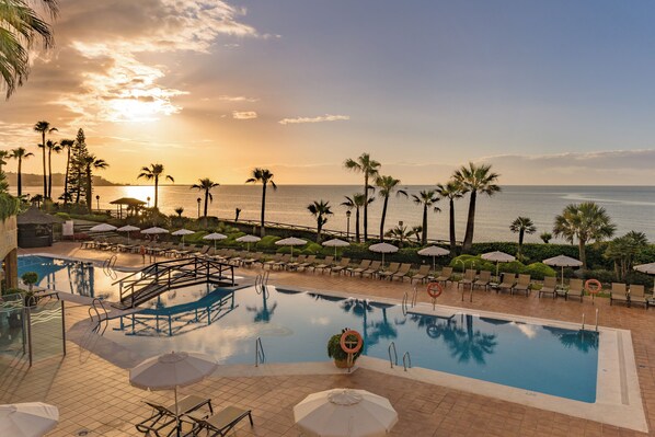 Alberca techada y alberca al aire libre