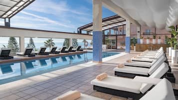 Una piscina cubierta, una piscina al aire libre