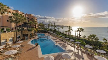 Una piscina cubierta, una piscina al aire libre