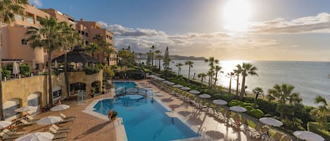 Piscina coberta i piscina a l'aire lliure