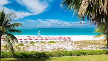 Sur la plage, cabana (gratuite), chaise longue, parasol