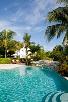 2 outdoor pools, free cabanas, sun loungers