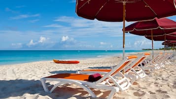Plage, cabines gratuites, chaises longues, parasols