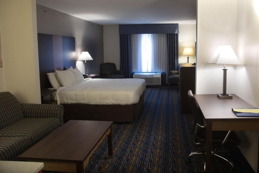 desk, iron/ironing board, free wifi