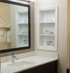 Quarto standard, 2 camas Queen | Banheiro | Produtos de toalete grátis, toalhas de banho