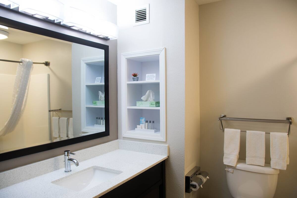 bathroom | free toiletries, towels