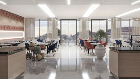 Desayuno buffet incluido todos los días . Crowne Plaza Resort Petra by IHG