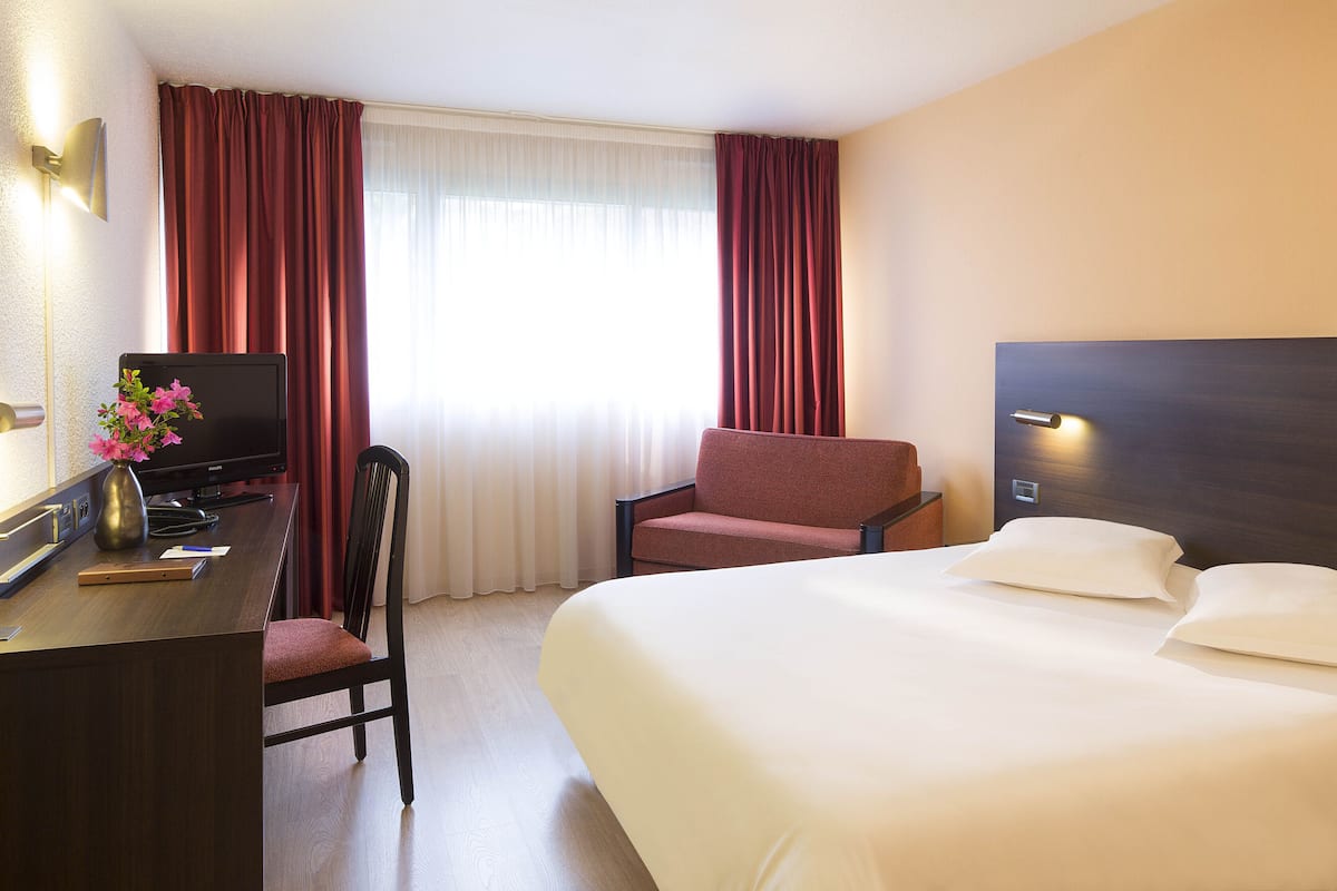 Luxe beddengoed, een kluis op de kamer, een bureau