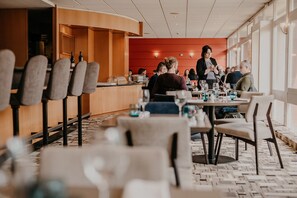 Breakfast, lunch, dinner served; French cuisine, pool views  - Escale Oceania Brest (Gouesnou)