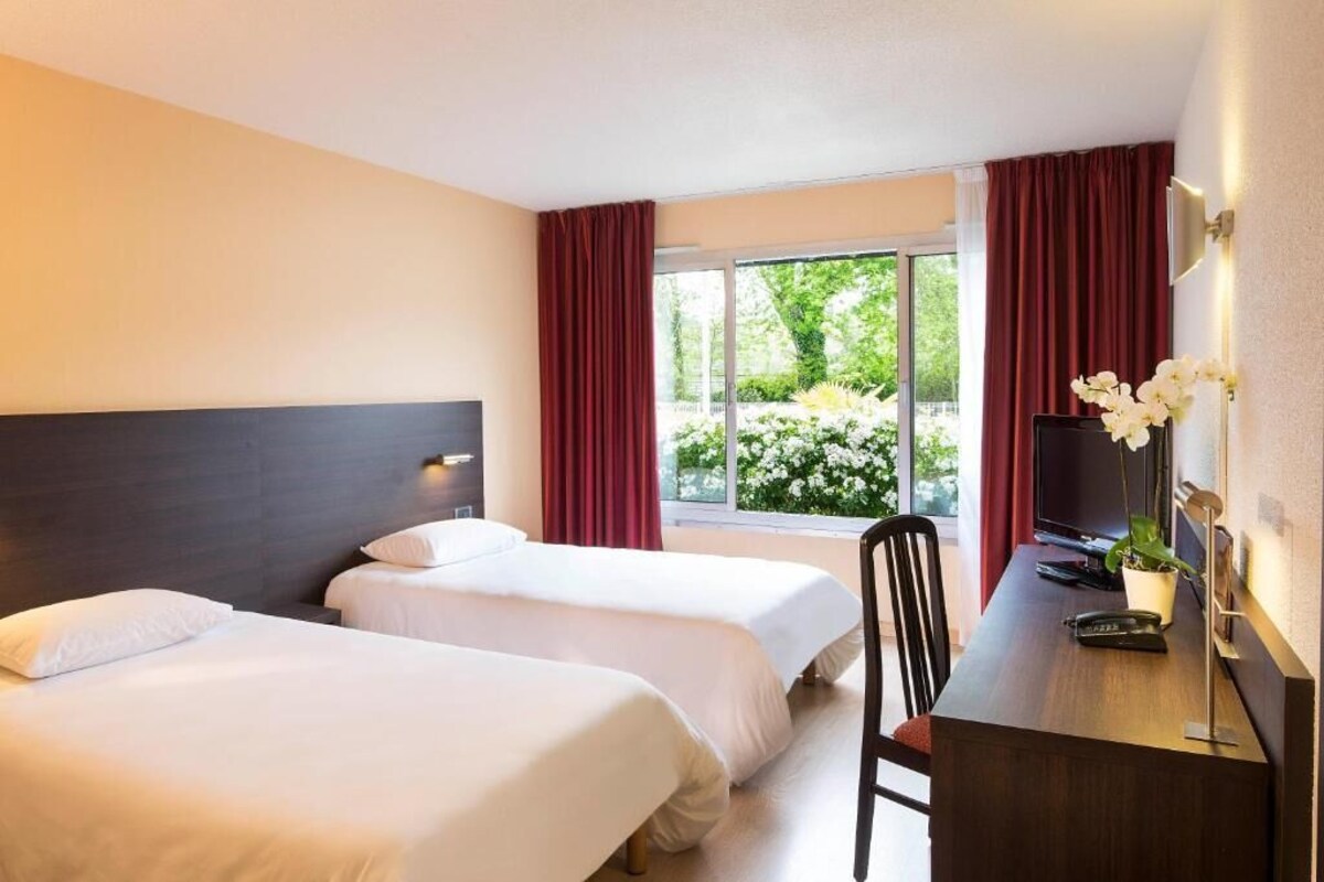 Premium bedding, in-room safe, desk, blackout curtains