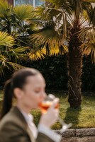 Se sirven desayunos y almuerzos; cocina francesa; con vista a la piscina