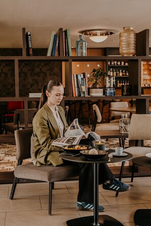 Petit déjeuner, déjeuner et dîner servis sur place
