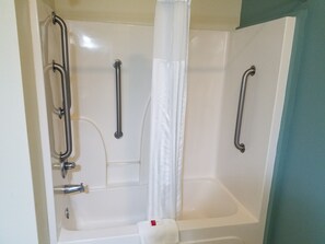 Habitación, 1 cama de matrimonio grande, accesible para personas con discapacidad, no fumadores | Baño | Artículos de higiene personal gratuitos, secador de pelo y toallas