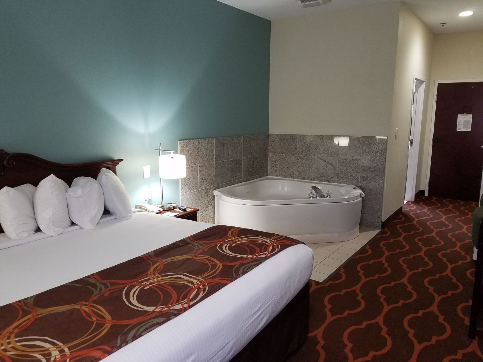 Luxe beddengoed, donsdekens, een bureau, verduisterende gordijnen