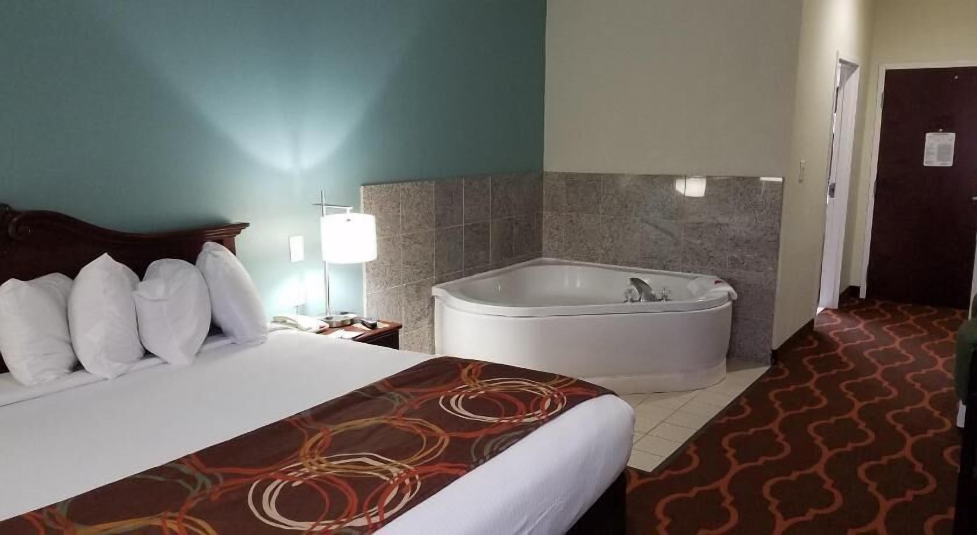 Luxe beddengoed, donsdekens, een bureau, verduisterende gordijnen