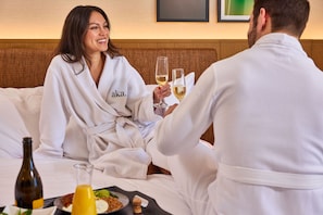 Egyptian cotton sheets, premium bedding, down duvets, pillow-top beds - Hotel AKA Back Bay (Boston)