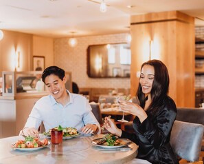 Breakfast, lunch and dinner served - Hotel AKA Back Bay (Boston)