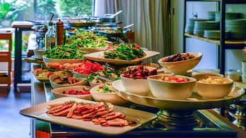 Se sirven desayunos y almuerzos, cocina internacional