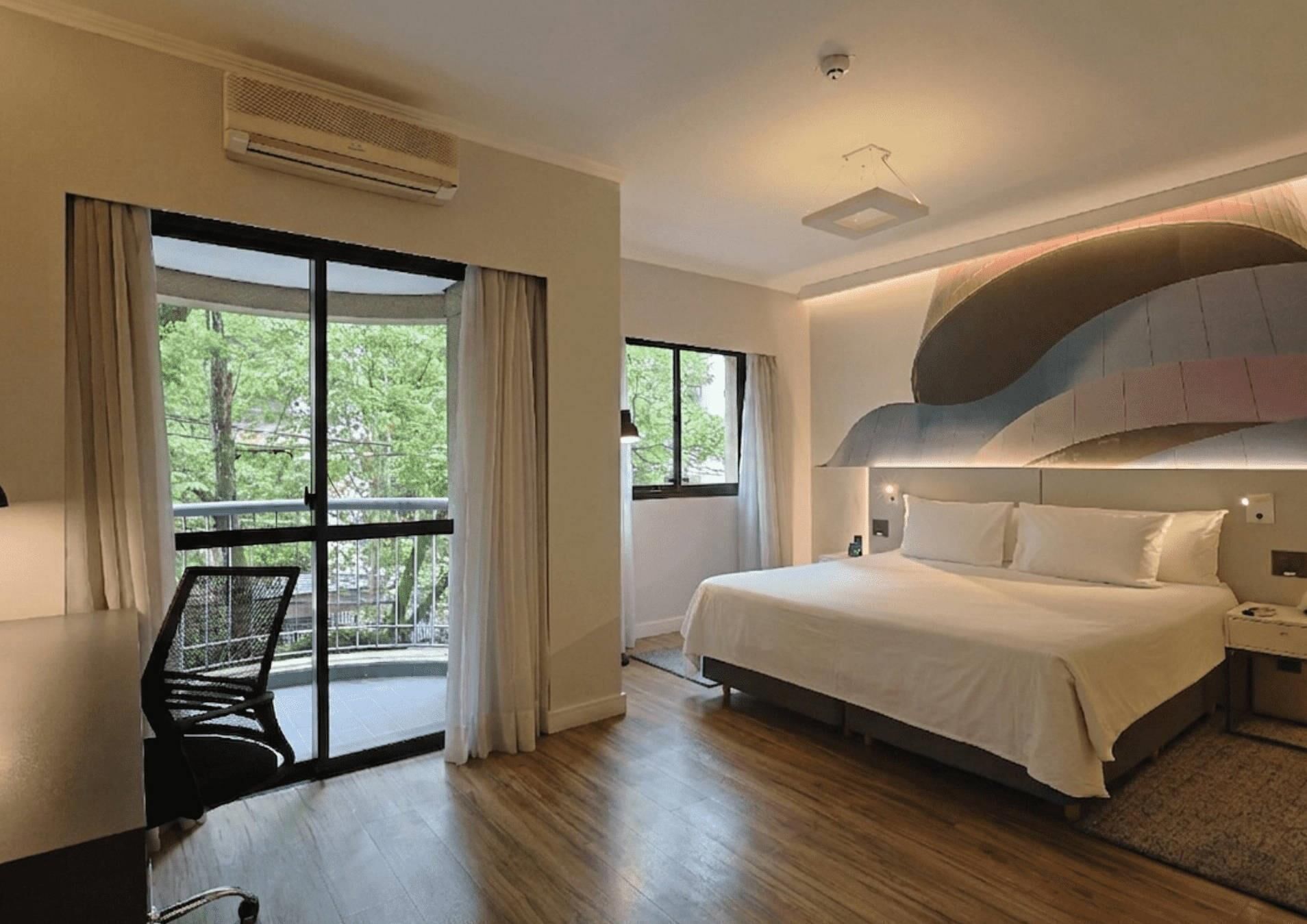 Hypo-allergenic bedding, minibar, in-room safe, desk