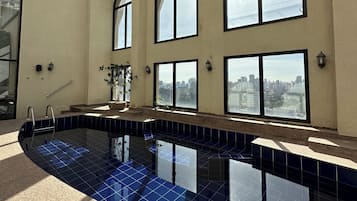 Een buitenzwembad en ligstoelen