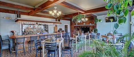 Lunch and dinner served, American cuisine