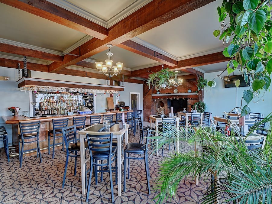 Lunch and dinner served, American cuisine