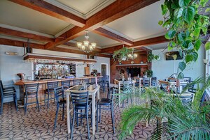 Se sirven almuerzos y cenas, cocina americana