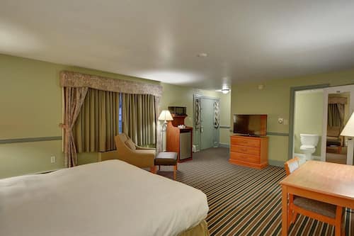 Deluxe Single Room, 1 King Bed | Individually decorated, individually furnished, desk, blackout drapes