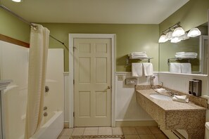 Suite, 1 cama King size y sofá cama | Baño | Tina con regadera, amenidades de baño gratuitas, secadora de cabello
