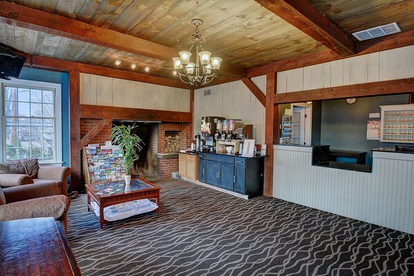 Un salon chaleureux avec une cheminée, un coin café et une vue sur l’extérieur.