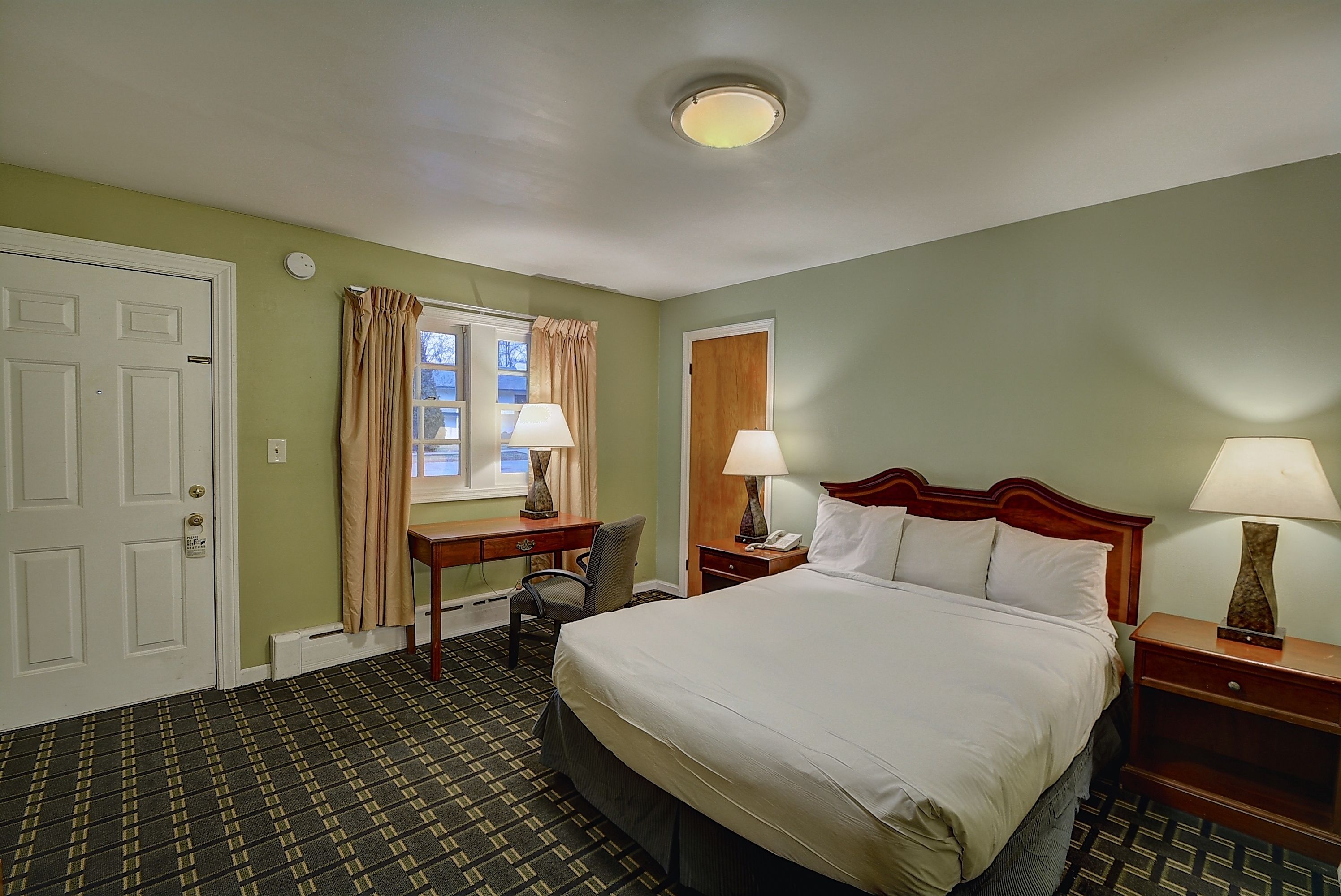 Standard Room, 1 King Bed, Mobility Accessible | Individually decorated, individually furnished, desk, blackout drapes