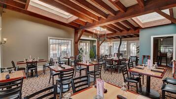 Lunch and dinner served, American cuisine