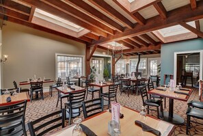 Lunch and dinner served, American cuisine - Colonial Motel And Spa (Brattleboro)