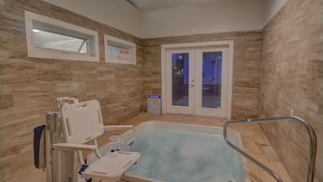 室內 SPA 浴池