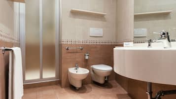 Dusche, kostenlose Toilettenartikel, Haartrockner, Bidet