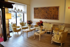 Coin salon dans le hall