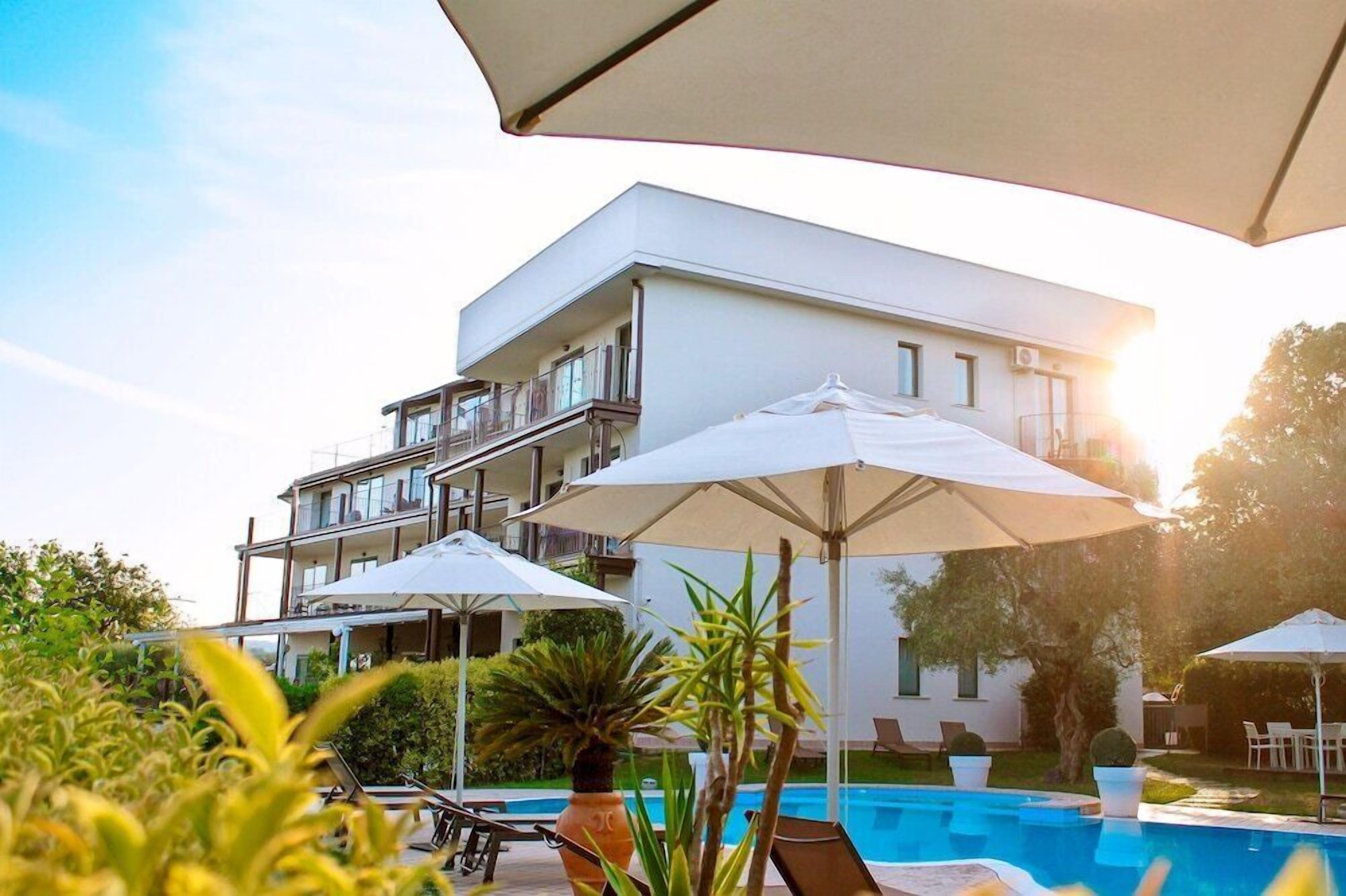 季节性开放的室外游泳池，10:00 至 19:00 开放，池畔遮阳伞，日光浴躺椅