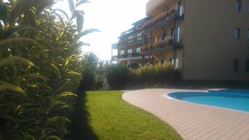 Sæsonbestemt udendørs pool, åben fra kl. 10.00 til kl. 19.00, parasoller