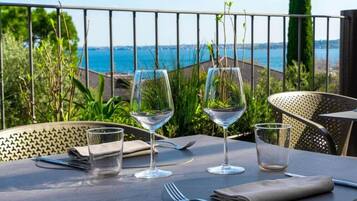 Breakfast, lunch, dinner served; Italian cuisine