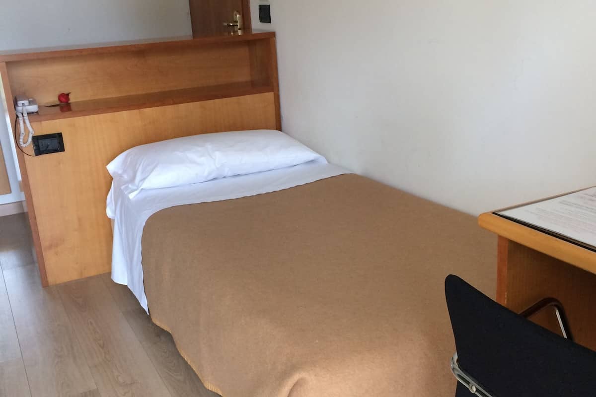 Minibar, caja de seguridad en la habitación y muebles diferentes
