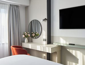 1 habitación, caja de seguridad en la habitación y escritorio