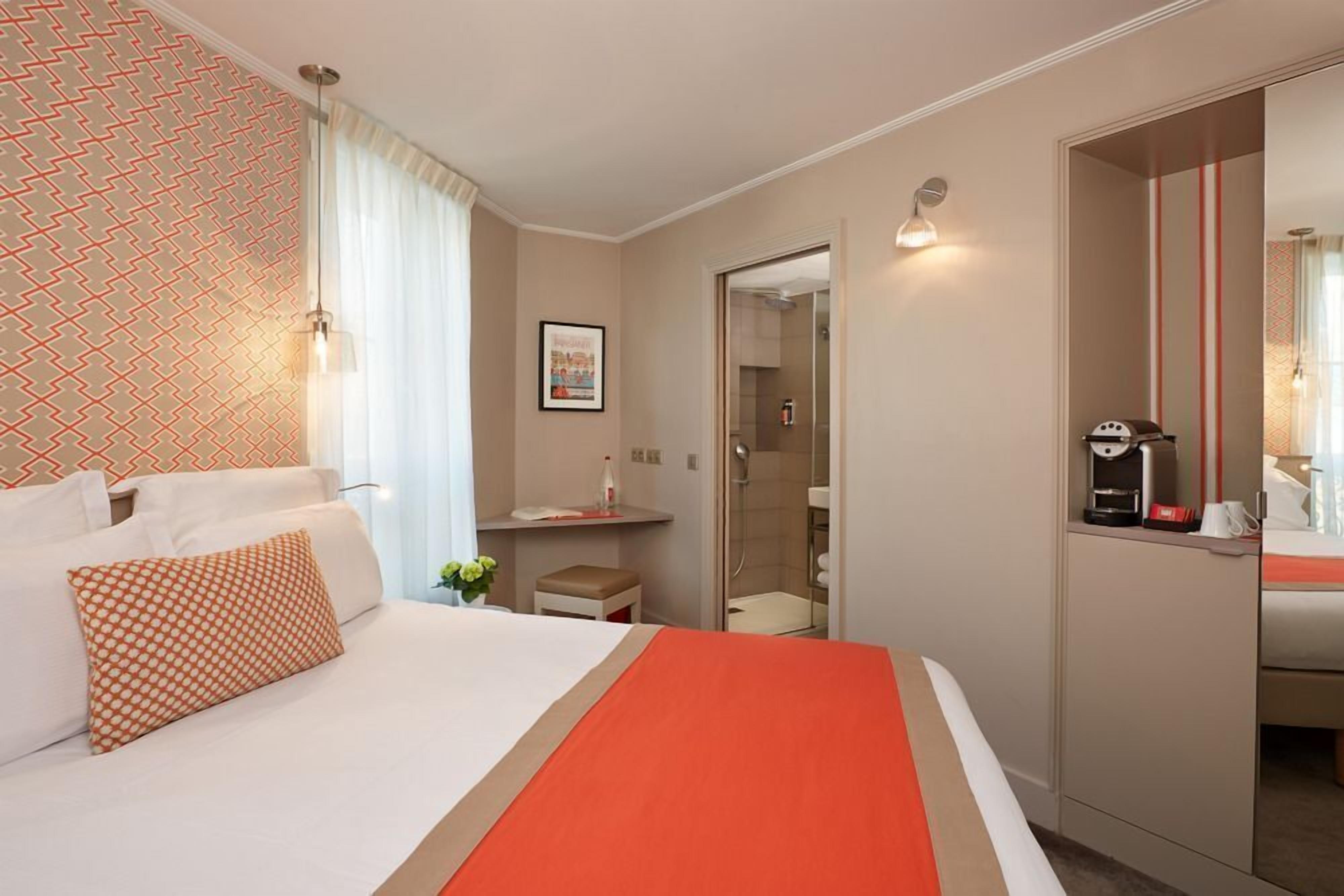 Seprai premium, tempat tidur Tempur-Pendic, minibar gratis, dan brankas