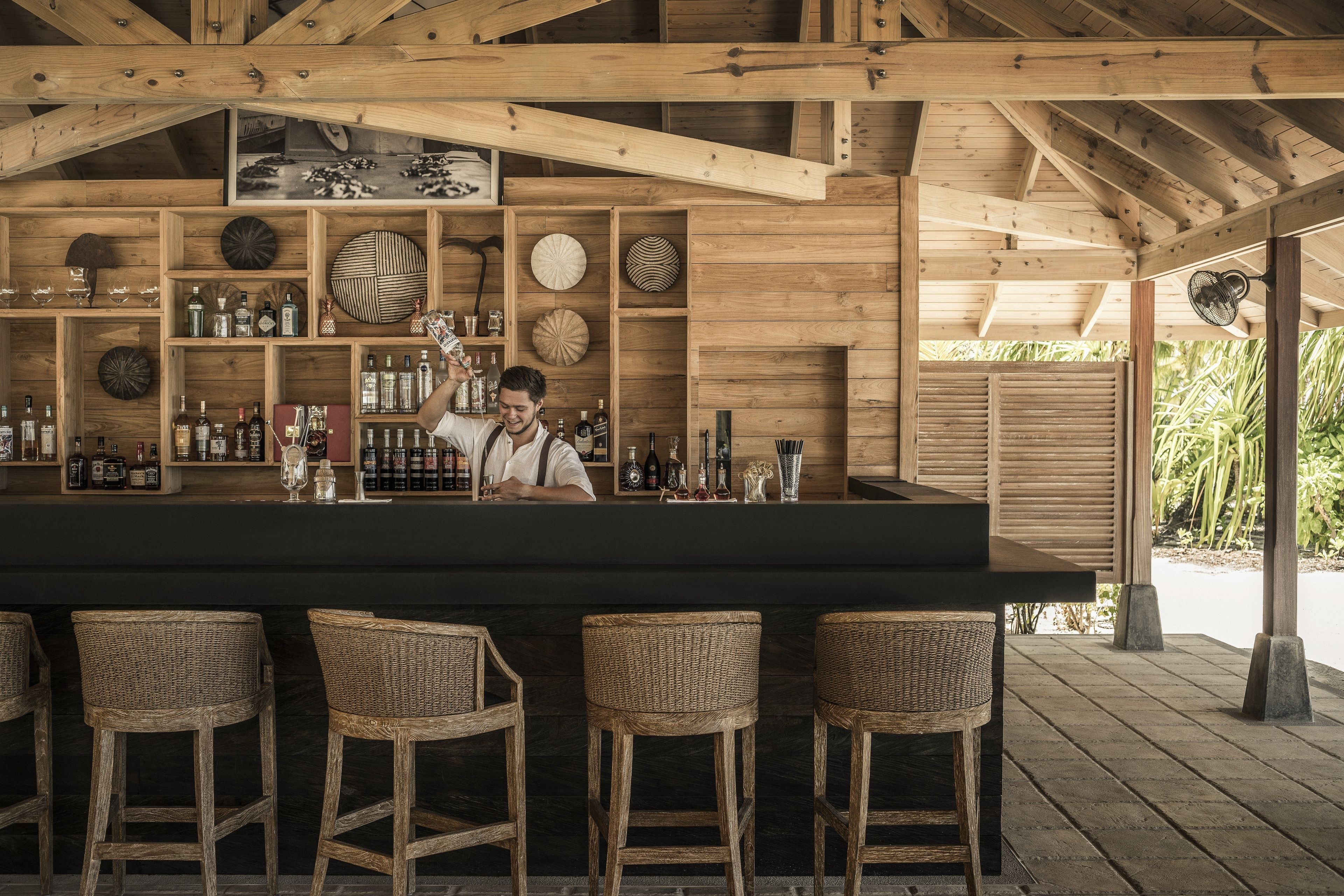 3 bars/lounges, poolside bar