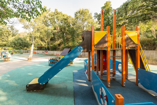 Zona de jocs infantil: a l'aire lliure