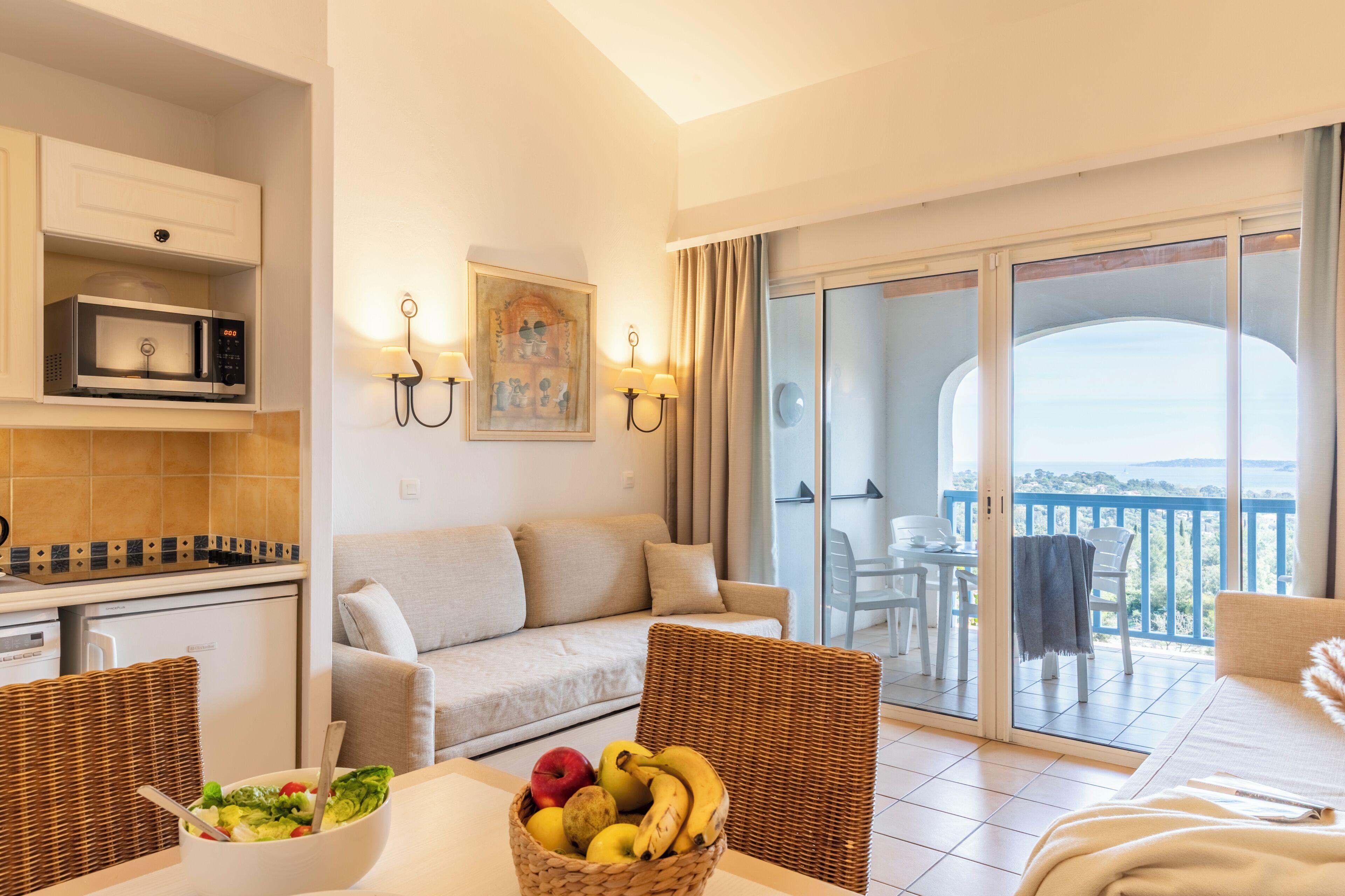 Apartment 4 people - 1 bedroom - Terrace or Balcony - Sea view | Living area | Flat-screen TV