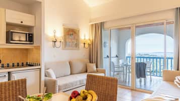 Apartment 4 people - 1 bedroom - Terrace or Balcony - Sea view | Living area | Flat-screen TV