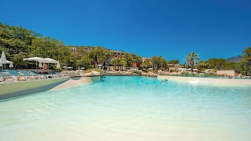 Piscine extérieure (ouverte en saison), parasols de plage