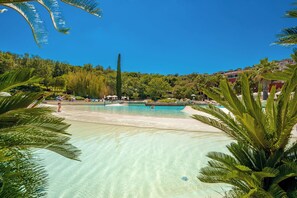 Seasonal outdoor pool, pool umbrellas, pool loungers - Hôtel Résidence Pierre & Vacances Les Restanques du Golfe de Saint-Tropez (Grimaud)