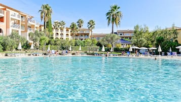 Piscine extérieure (ouverte en saison), parasols de plage